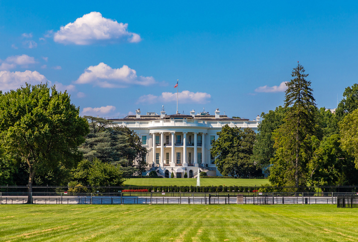 Photo of the White House in sunny weather.