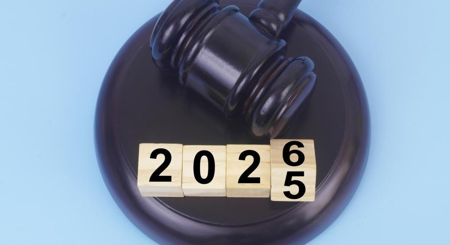 a gavel and tiles flipping from 2025 to 2026