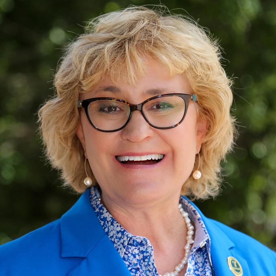 jennifer adams headshot